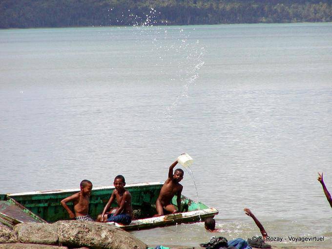 Jeux d'eau des petits garçons, Miches - Rép. Dominicaine