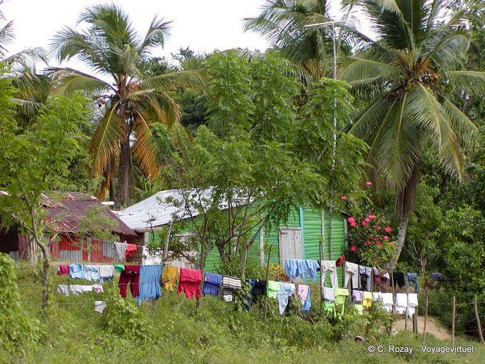 Case et linge pendu, Miches, Hata Mayor - Rép. Dominicaine