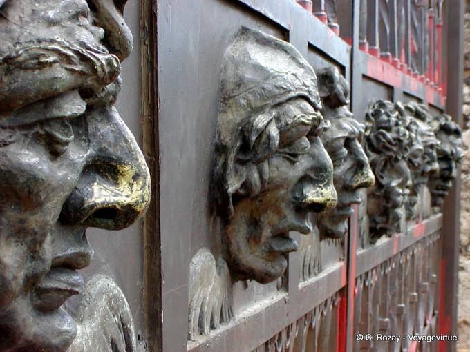 Têtes sur une grille, Cathédrale Notre-Dame de l'Incarnation, Santo Domingo - Rép. Dominicaine