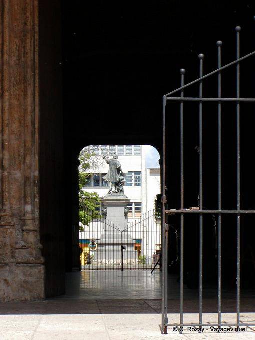 Passage menant au Parque Colón, Santo Domingo - Rép. Dominicaine