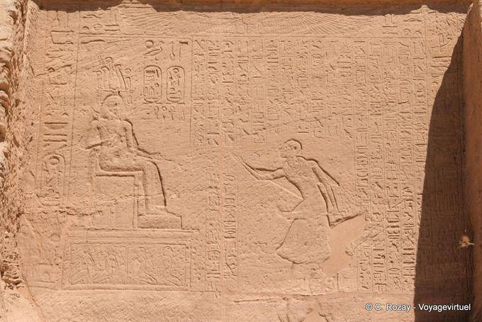 Bas-relief et hiéroglyphes, Temple Abou Simbel - Égypte