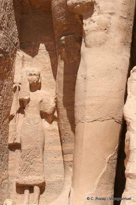 Le prince Méry-Atoum, statue au pied du pharaon, Temple d'Hathor, Abou Simbel - Égypte
