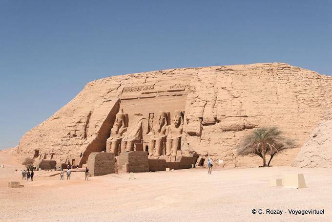 Panoramique sur la colline du Grand Temple dédié à Amon-Rê et Rê-Horakhty, Abou Simbel - Égypte