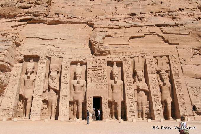 Pylône en recul du temple de Néfertari, Abou Simbel - Égypte