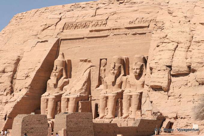 Extérieur du sanctuaire de 33m de haut sur 38 de large, et ses statues hautes de 20 mètres représentant le pharaon Ramsès II, Abou Simbel - Égypte