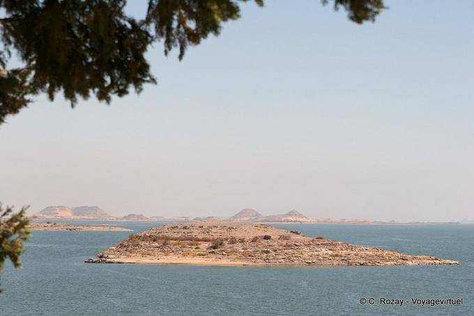Ilôt sur le Lac Nasser face au site d'Abou Simbel - Égypte
