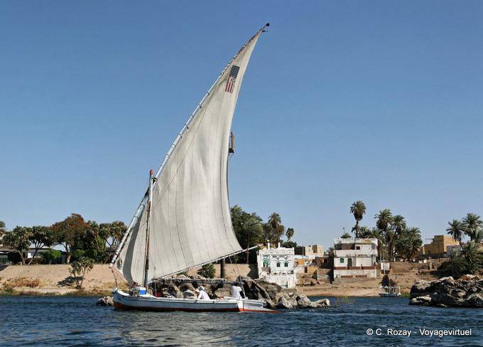 Felouque naviguant devant l'île Éléphantine, Assouan - Égypte