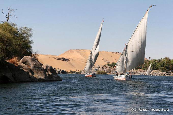 Entre deux ilots, course de felouques, Assouan - Égypte