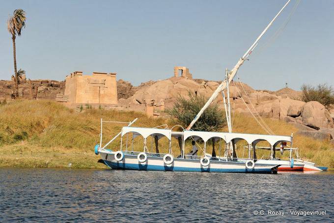 Bateau touristique devant le Temple de Khnoum, Abou Éléphantine, Assouan - Égypte