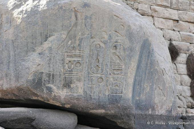 Cartouche de pharaon sur un rocher de l'île Éléphantine, Assouan - Égypte