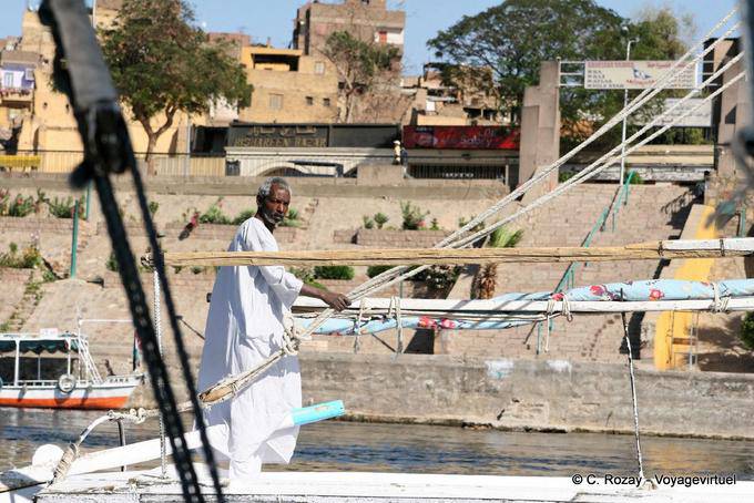Devant les quais d'Assouan - Égypte