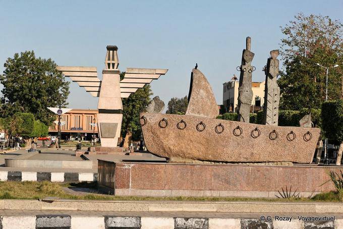 Monument sculpture étrange au centre de la ville, Assouan - Égypte