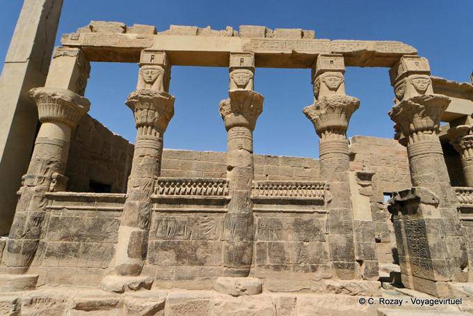 Vestibule de la chambre de la naissance, Temple de Philae - Égypte