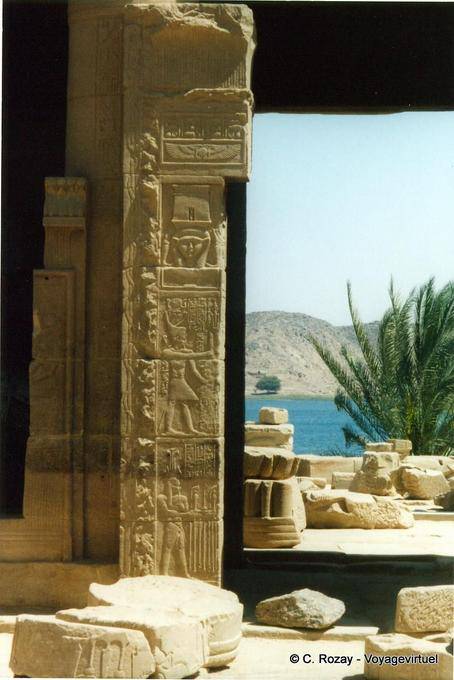 Philae, pilier du temple d'Hathor et vue sur le Nil - Égypte