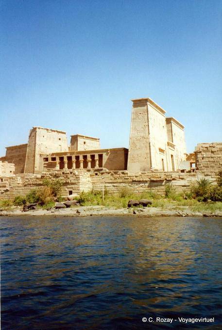 Le temple d'Isis, vu depuis le fleuve, Philae - Égypte