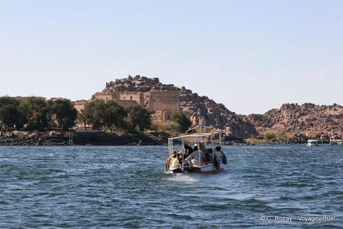 Arrivée des touristes à Philae par le Nil - Égypte