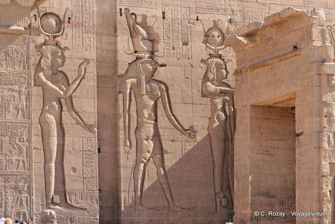 Sculpture de Rê, au centre, Temple de Philae - Égypte