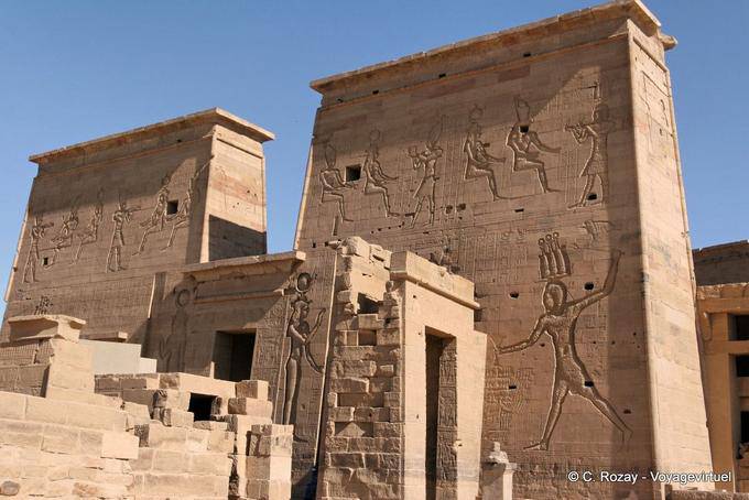 Le premier pylône du temple d'Isis, Philae - Égypte