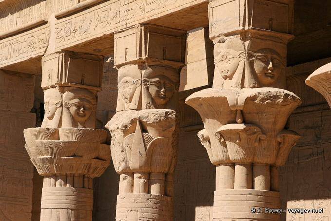 Représentations d'Hathor sur les piliers du Mammisi, Temple de Philae - Égypte