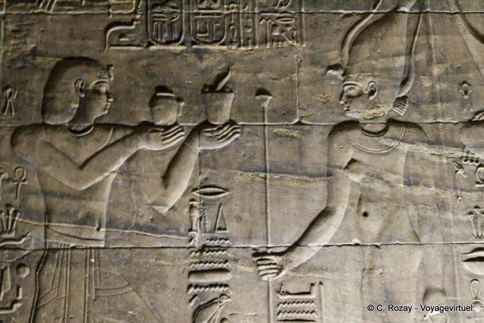 Bas-relief de la chambre du temple d'Isis, Philae - Égypte