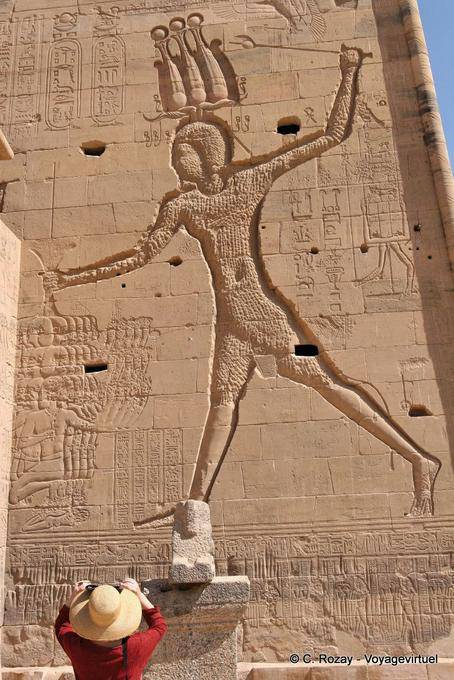 Ptolémée, détail à droite du premier pylône, Philae - Égypte