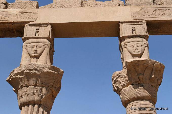 Piliers supportant des chapiteaux figurant la Déesse Hathor, Temple de Philae - Égypte