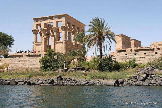 Temple de Philae, autre vue du kiosque de Trajan depuis le Nil - Égypte