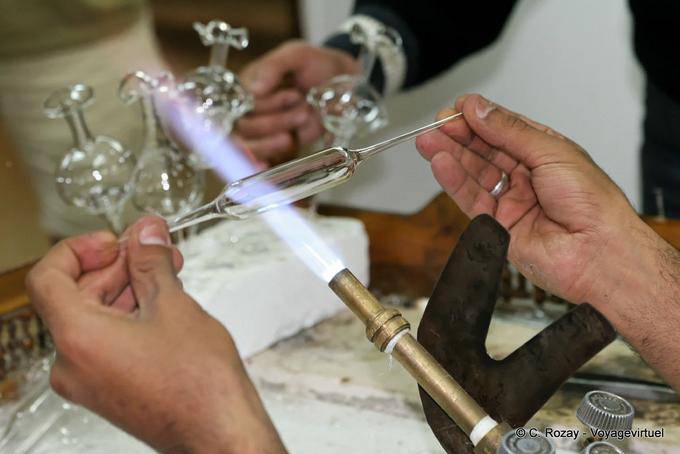 Phase de la fabrication d'un flacon de parfum, Assouan - Égypte