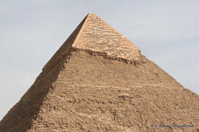 Le revêtement en calcaire du sommet de la pyramide de Khéphren - Égypte
