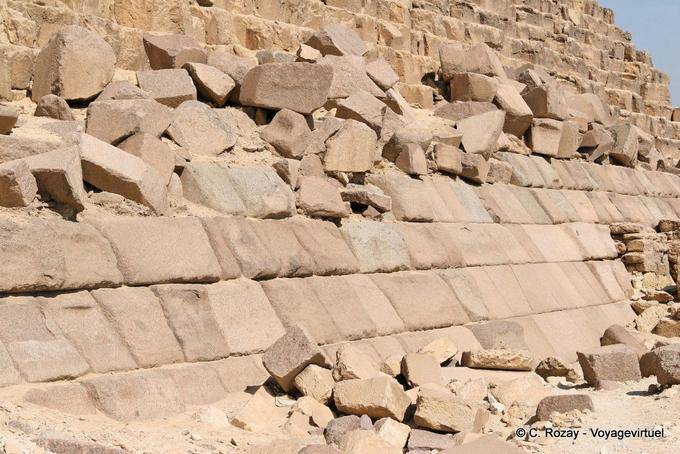 Blocs de granite se détachant de la base de la pyramide de Mykérinos, Gizeh - Égypte