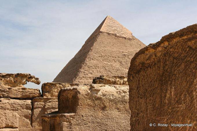 Vue sur la Pyramide de Khéphren et son parement de calcaire fin de Tourah - Égypte