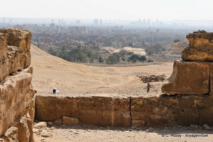 Vue sur Le Caire depuis la nécropole de Gizeh - Égypte