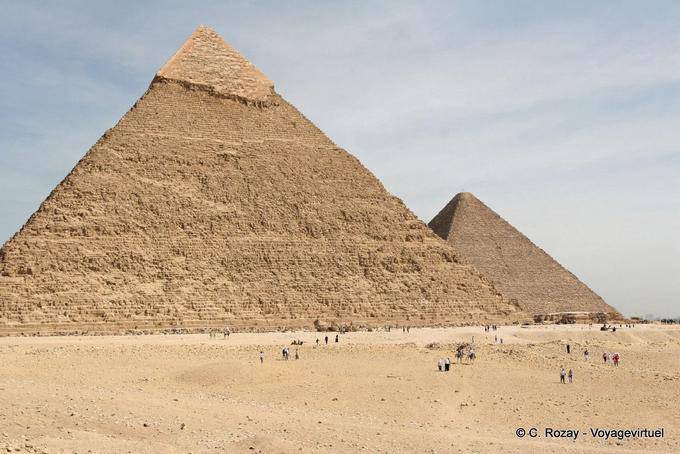 Perspective d'angle sur deux pyramides de Gizeh - Égypte