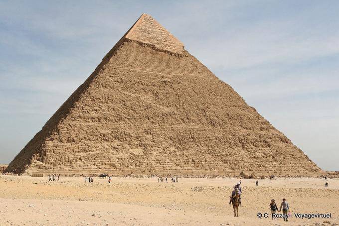 Hauteur de 143,5 mètres et base de 215 mètres, la Pyramide de Khéphren, Gizeh - Égypte