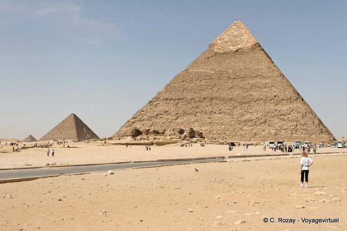 Alignement des trois pyramides, Khéphren au premier plan, puis Mykérinos et pyramide des Reines, Gizeh - Égypte