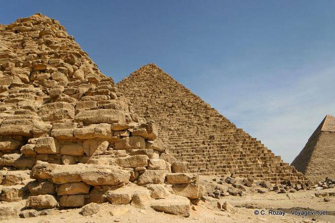 Petite pyramide des Reines devant celle de Mykérinos, Gizeh - Égypte