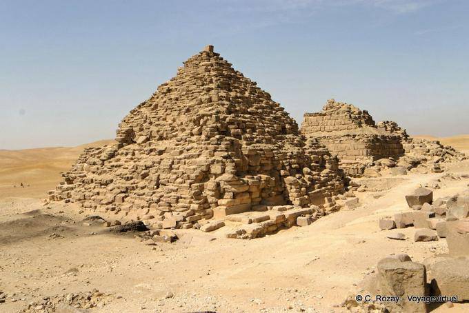 Les petites pyramides des Reines sur le site archéologique de Gizeh - Égypte