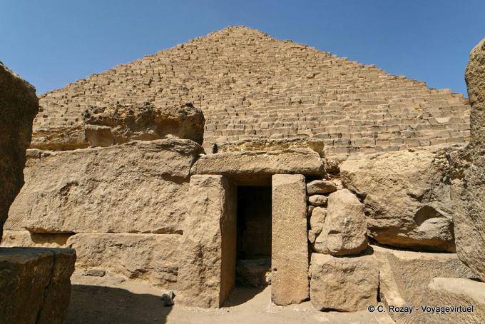 L'entrée de la chapelle du culte de Mykérinos, dôté nord de la pyramide - Égypte