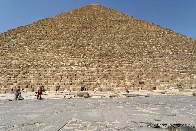 Entre plateforme de pierre et ciel, la Grande Pyramide de Khufu - Égypte