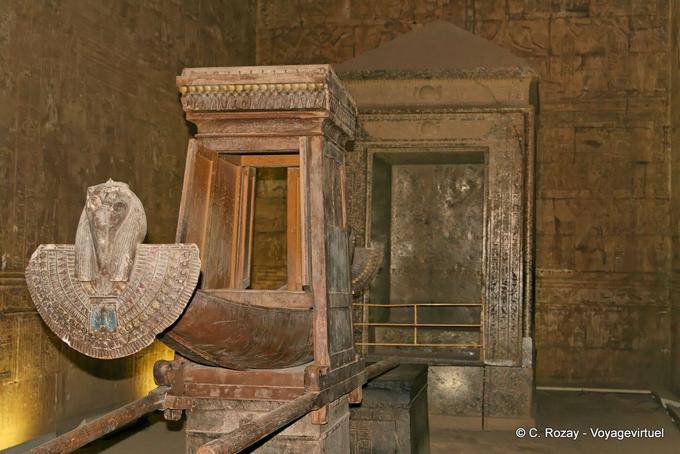 Le Naos, reposoir de la statue divine du dieu-faucon et la barque de Mariette, Edfou - Égypte