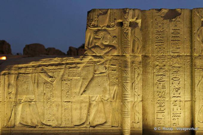 Détail de bas-relief, éclairage nocturne, temple de Kôm Ombo - Égypte