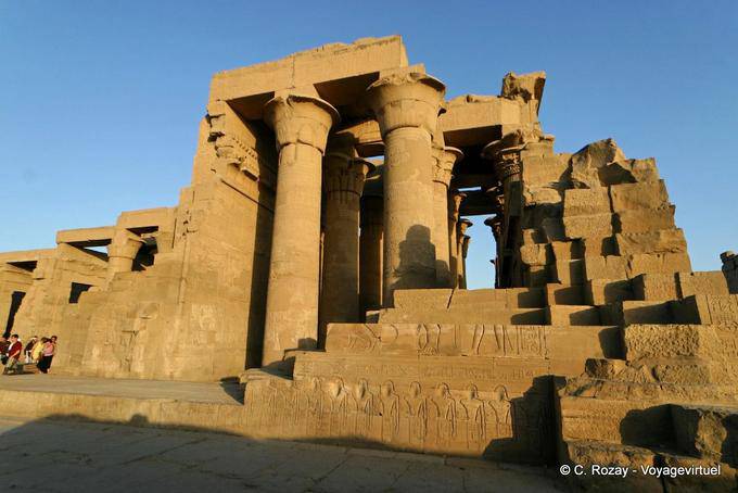 Fresques et colonnes sur un côté, temple de Kôm Ombo - Égypte