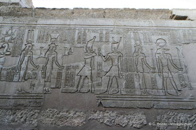 Scène gravée sur le mur du déambulatoire, temple de Kôm Ombo - Égypte