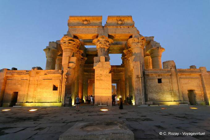 Façade du Temple de Sobek et Haroëris, éclairage nocturne - Égypte