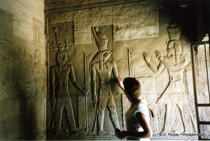 Haroéris et son fils Khonsou, coiffé de la couronne atef, temple de Kôm Ombo - Égypte