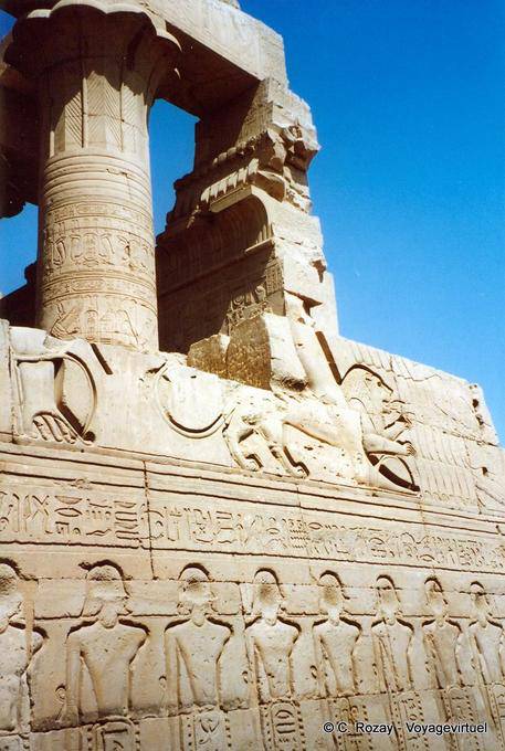 Cartouche forteresse, le lion et la frise extérieure, temple de Kôm Ombo - Égypte