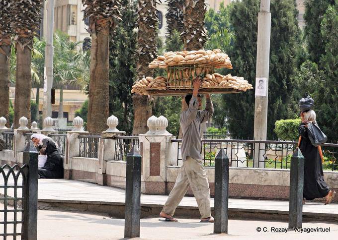 Porteur de pain sur la tête, Le Caire - Égypte