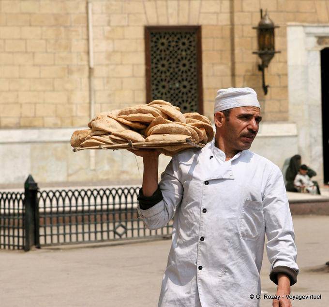 Le boulanger et le pain plat typique, Le Caire - Égypte