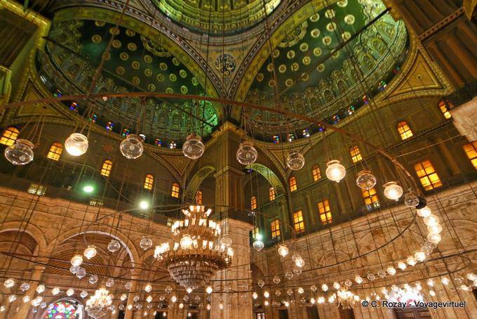 A l'intérieur de la mosquée Mehmet Ali, dite mosquée d'Albâtre, Le Caire - Égypte