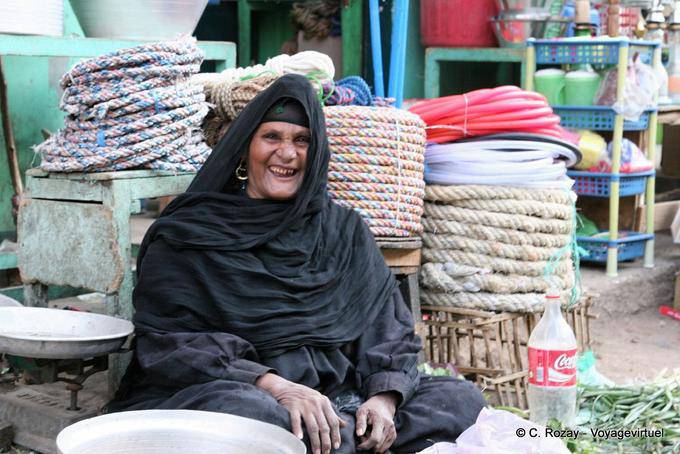 Rire de la marchande en habit local, Louxor - Égypte